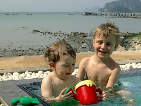 im Pool oder am Strand, James